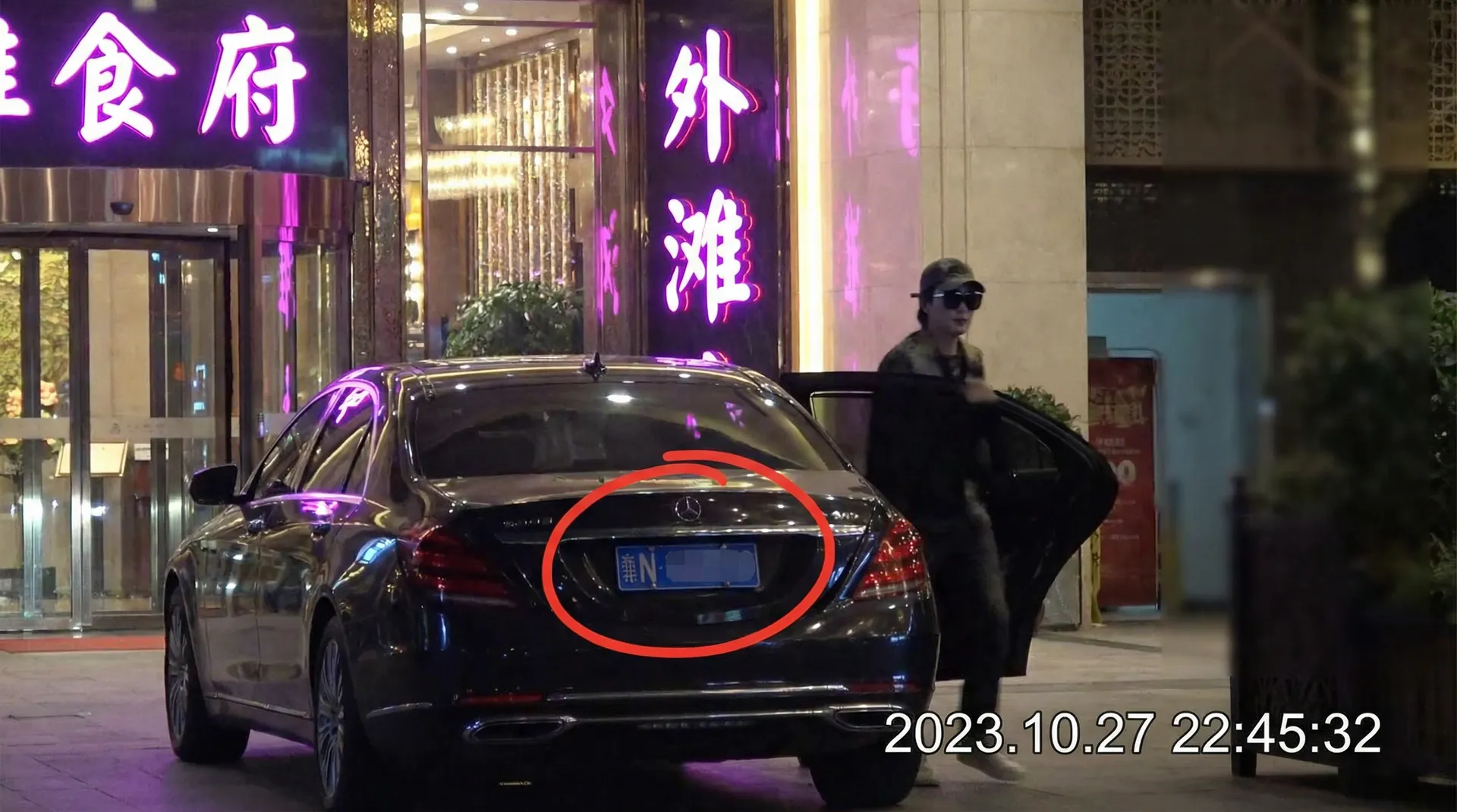 澳门威尼斯人网址 - 豪车餐厅外被拍